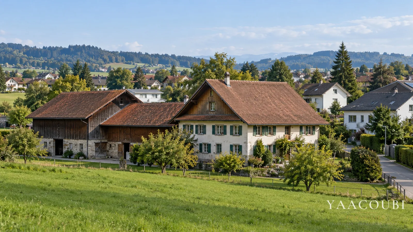 Bauernhof mit Wohnhaus und Scheune am Dorfrand