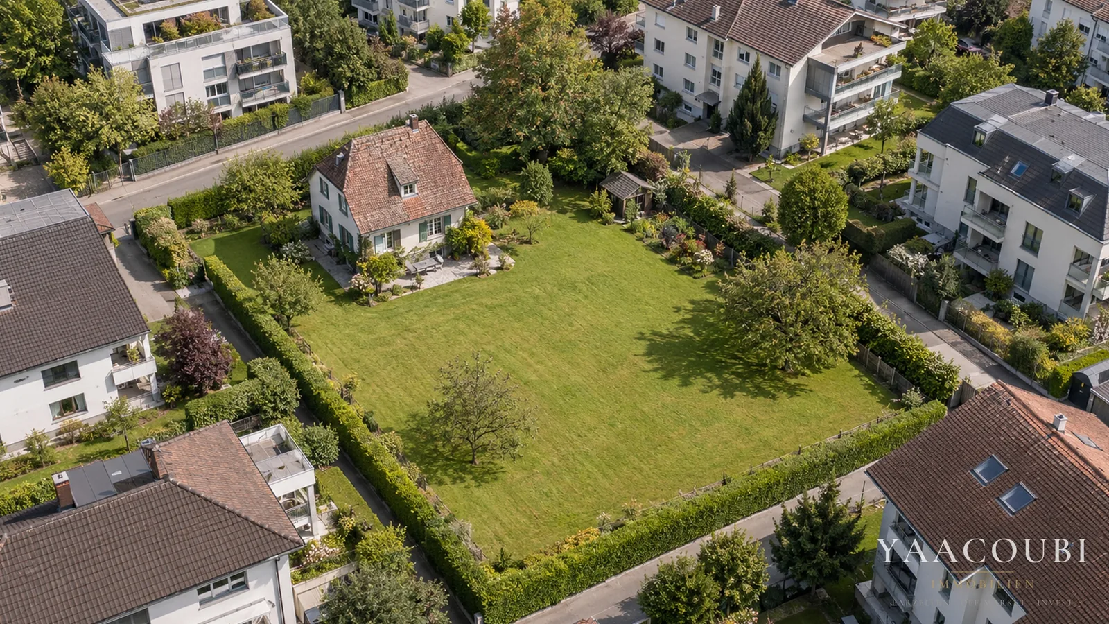 Luftbild eines Hauses mit grosser Wiese