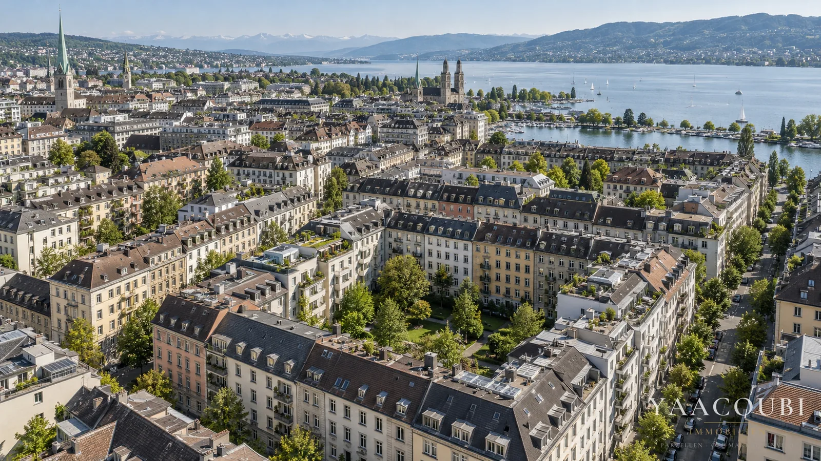 Zürcher Stadtquartier mit Blockrand aus der Luft, im Hintergrund der Zürichsee